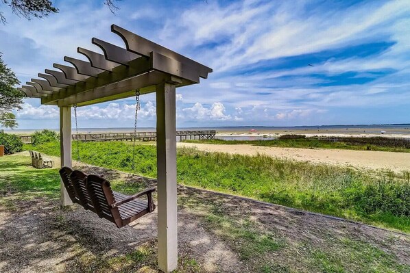 Property grounds - Beachfront Complex - 3 Pools -Tennis - Family Fun! (Hilton Head Island)