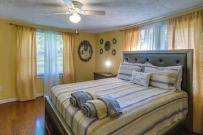 3 bedrooms, iron/ironing board, travel crib, internet - Waycross Vacation Rental w/ Private Backyard! (Waycross)