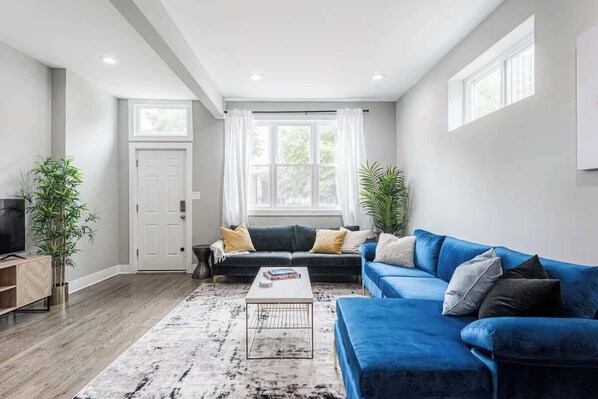 TV, offices - Trendy & Luxe 2BR/2BA - West Town near 'L' & Dtwn (Chicago)