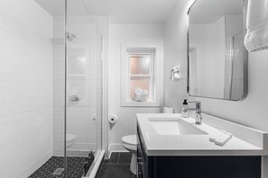 Baignoire, sèche-cheveux, serviettes fournies