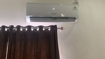 Chambre Double Standard | Bureau, espace de travail pour ordinateur portable, Wi-Fi gratuit