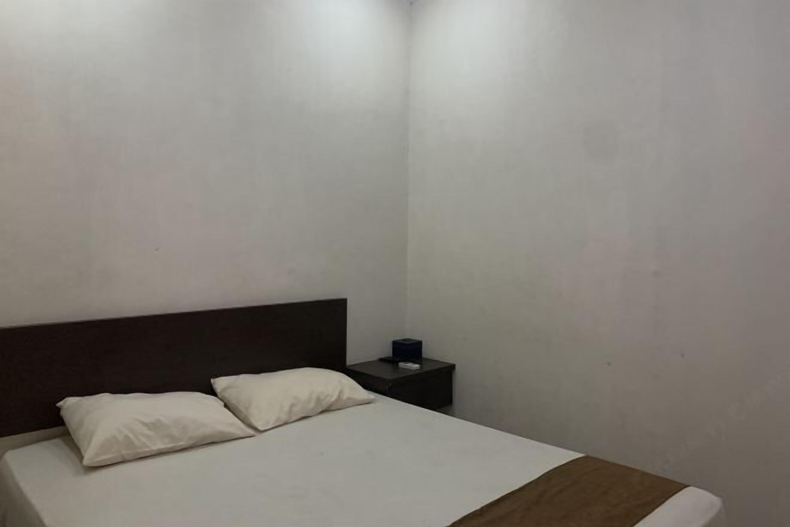 Desk, laptop workspace, free WiFi, bed sheets