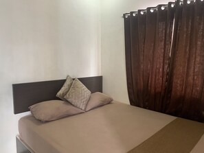 Standard Double Room | Desk, laptop workspace, free WiFi, bed sheets