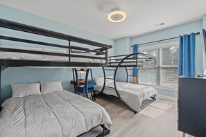 4 bedrooms, desk, travel cot, free WiFi