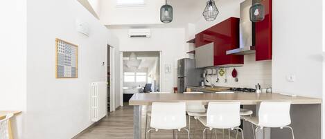 Kjøleskap, ovn, kokeplater og kjøkkenutstyr