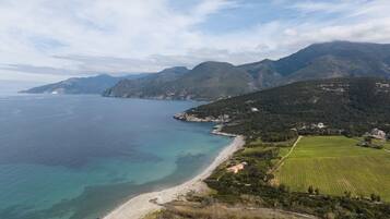 Plage à proximité, chaises longues