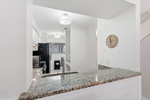 Réfrigérateur, four à micro-ondes, un four, lave-vaisselle