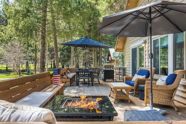 The Aspen Oasis is the perfect getaway for any family or group. Plenty of space for entertaining, enjoying dinner on the deck, watching the golfer, games and sitting by the fire at night.
