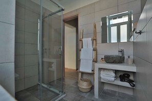 Bathroom shower - Sanders Bohemian Athens (Athens)