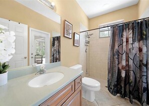 Secadora de cabello, bidet, toallas, jabón