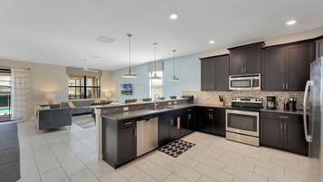 Geladeira, micro-ondas, fogão, cooktop