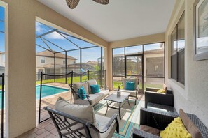 TV - Relax and unwind! Pvt Pool  Spa, Pool Table, Theater, BBQ Grill, Free Wifi! (Champions Gate)
