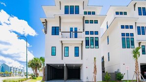 Un edificio moderno de varios pisos con techo plano, ventanas amplias y vestíbulo cubierto.