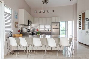 冷蔵庫、電子レンジ、オーブン、コンロ