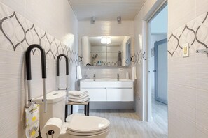 Douche, sèche-cheveux, serviettes fournies, savon