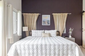 2 室のベッドルーム、セーフティボックス (室内)、デスク、アイロン / アイロン台