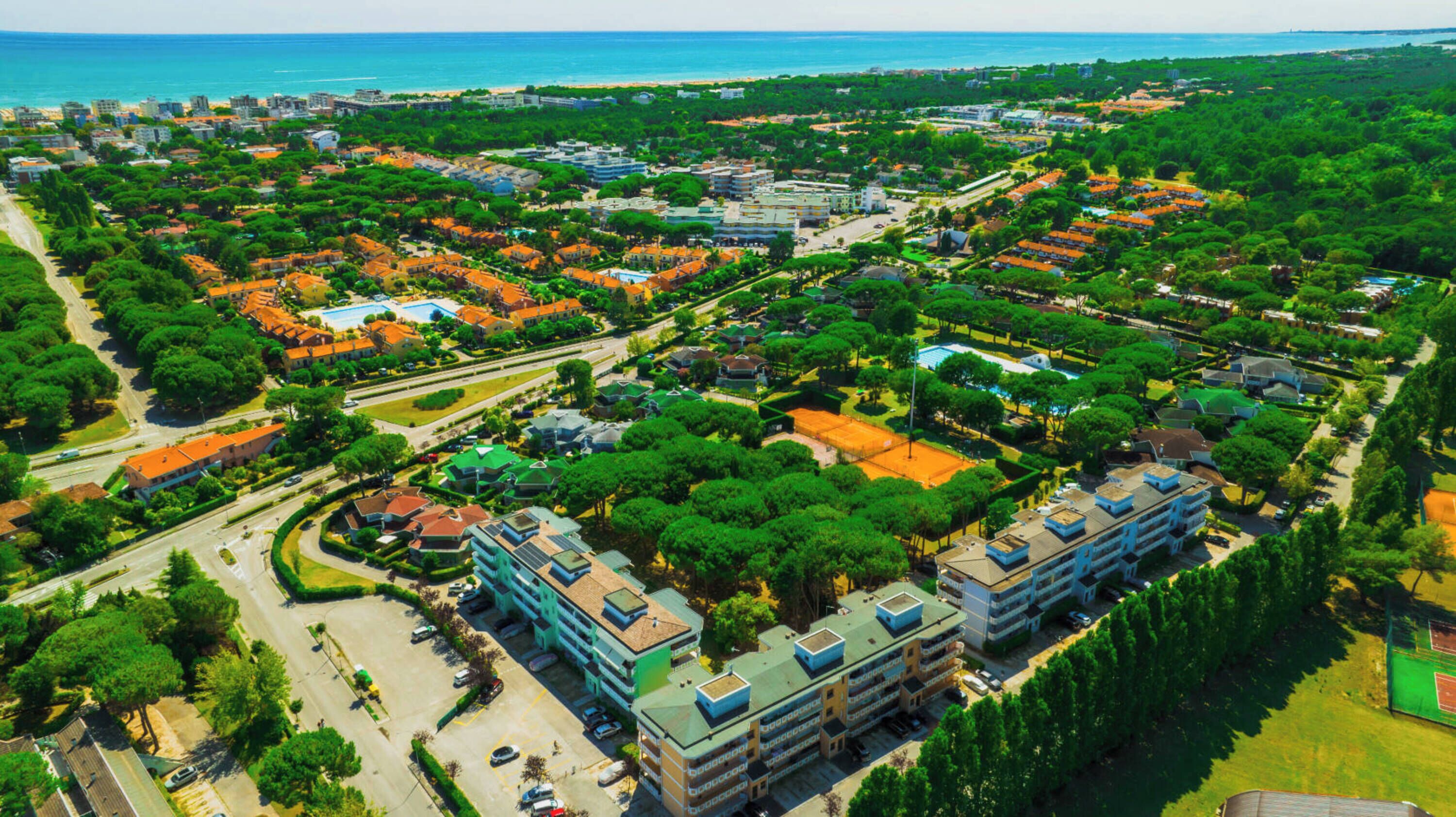 Vue aérienne d’un quartier résidentiel comprenant de nombreux immeubles, des rues et des espaces verts.