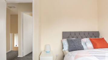3 bedrooms, desk, iron/ironing board, free WiFi