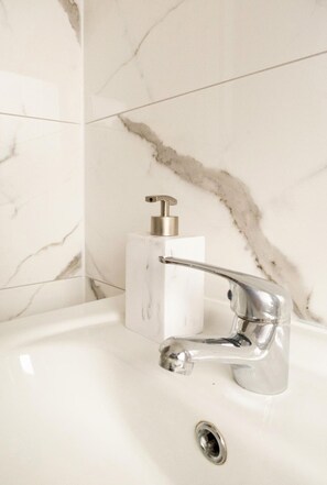 Shower, hair dryer, towels - New Manchester Getaway Home (Manchester)