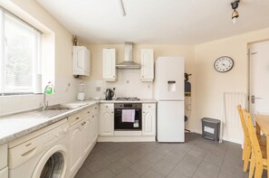 ハウス ベッド (複数台) | 専用キッチン | 冷蔵庫、電子レンジ、オーブン、コンロ