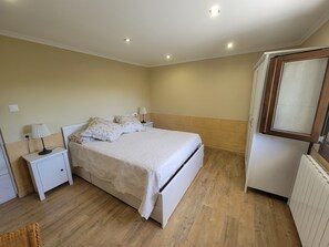 3 slaapkamers, een strijkplank/strijkijzer, wifi, beddengoed