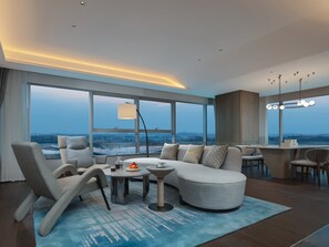 Suite, 1 Bedroom (Meeting Area) | 1 bedroom, in-room safe, soundproofing, iron/ironing board - Holiday Inn Chengdu East by IHG (Chengdu)