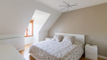 4 bedrooms, iron/ironing board, free WiFi, bed sheets