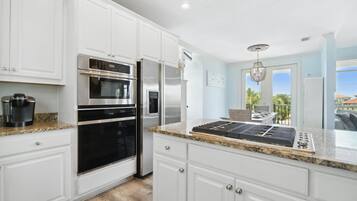 Full-size fridge, oven, stovetop, dishwasher