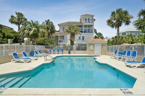 Kolam renang outdoor musiman, dengan payung kolam renang