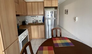 Lemari es, microwave, oven, dan kompor