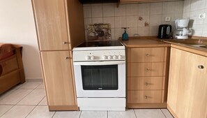Lemari es, microwave, oven, dan kompor
