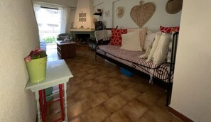 Fireplace - Kelly Beachfront Maisonette in Kamena Vourla (Kamena Vourla)