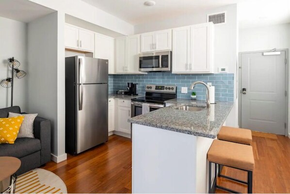 Refrigerador, microondas, horno y parrilla de estufa 