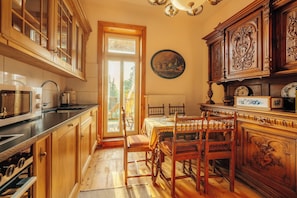 Réfrigérateur, micro-ondes, plaque de cuisson, lave-vaisselle
