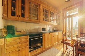 Køleskab, mikrobølgeovn, kogeplade, opvaskemaskine