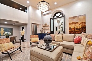 TV, offices - Diamond Vault Penthouse (San Juan)