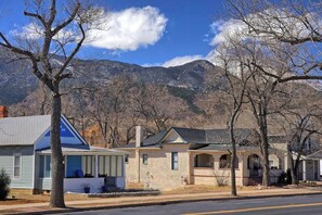 Un quartier résidentiel avec des maisons, un ciel dégagé et des montagnes en arrière-plan.