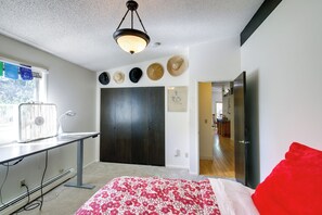 4 bedrooms, iron/ironing board, WiFi, bed sheets