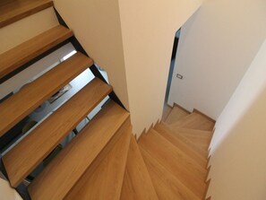 하우스, 침실 2개, 발코니, 정원 전망 | 거실 공간