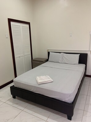 5 bedrooms, iron/ironing board, WiFi, bed sheets