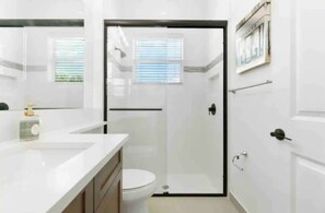 Haartrockner, Handtücher, Seife, Shampoo