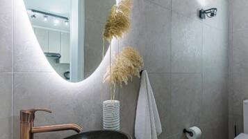 Serviettes fournies, papier toilette