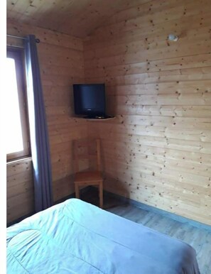 2 bedrooms, iron/ironing board, travel cot, free WiFi