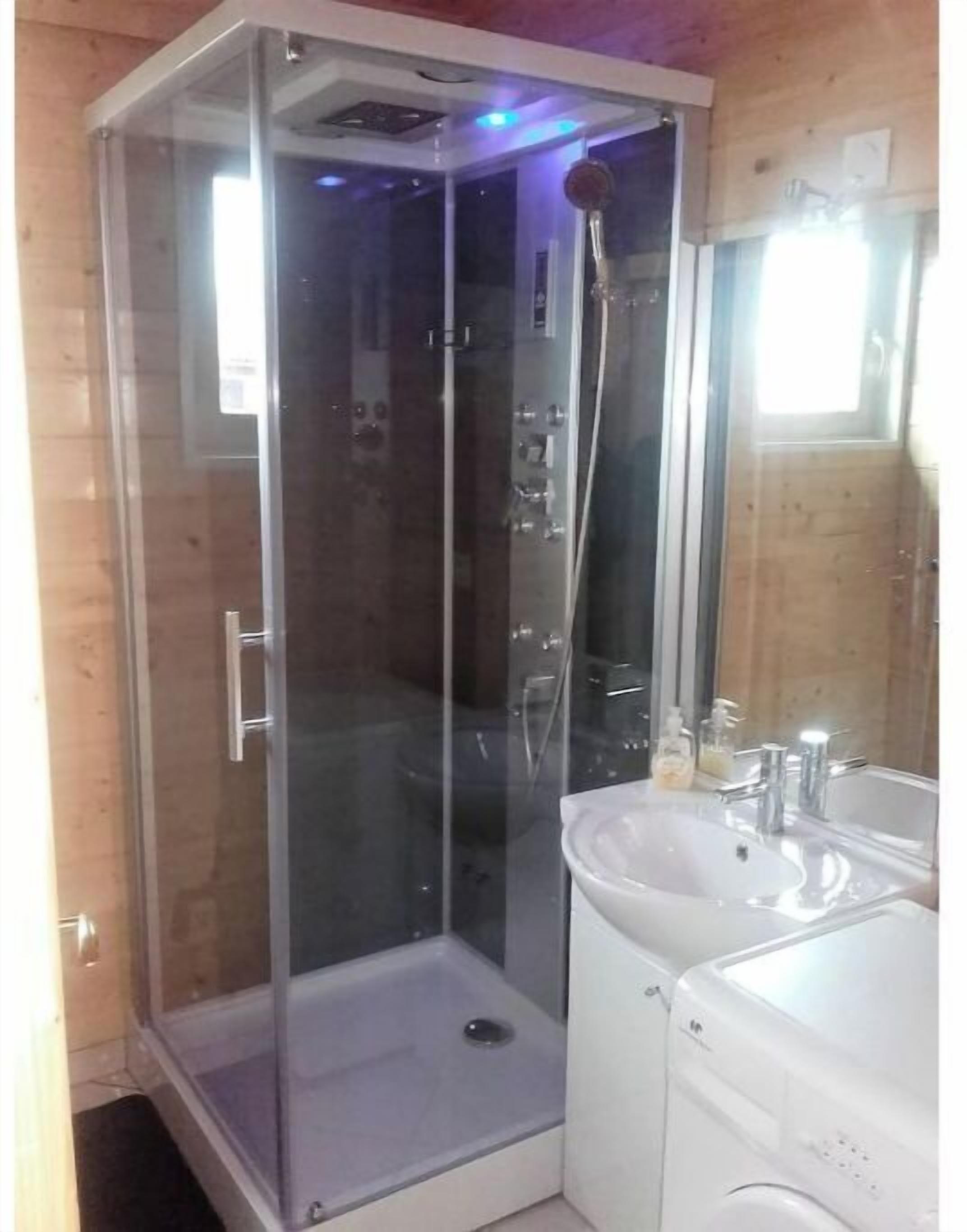 Een douche, een haardroger, handdoeken, zeep