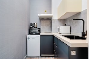 Studio, City View | Private kitchen - Sanders Home Suites Athens (Athens)