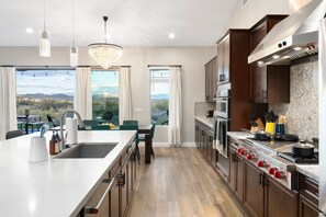 Microonde, forno, piano cottura, lavastoviglie