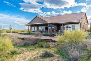 Exterior - Peaceful North Scottsdale Home- Sleeps 13, Hot Tub, Pool Table, Pets Welcome (Scottsdale)
