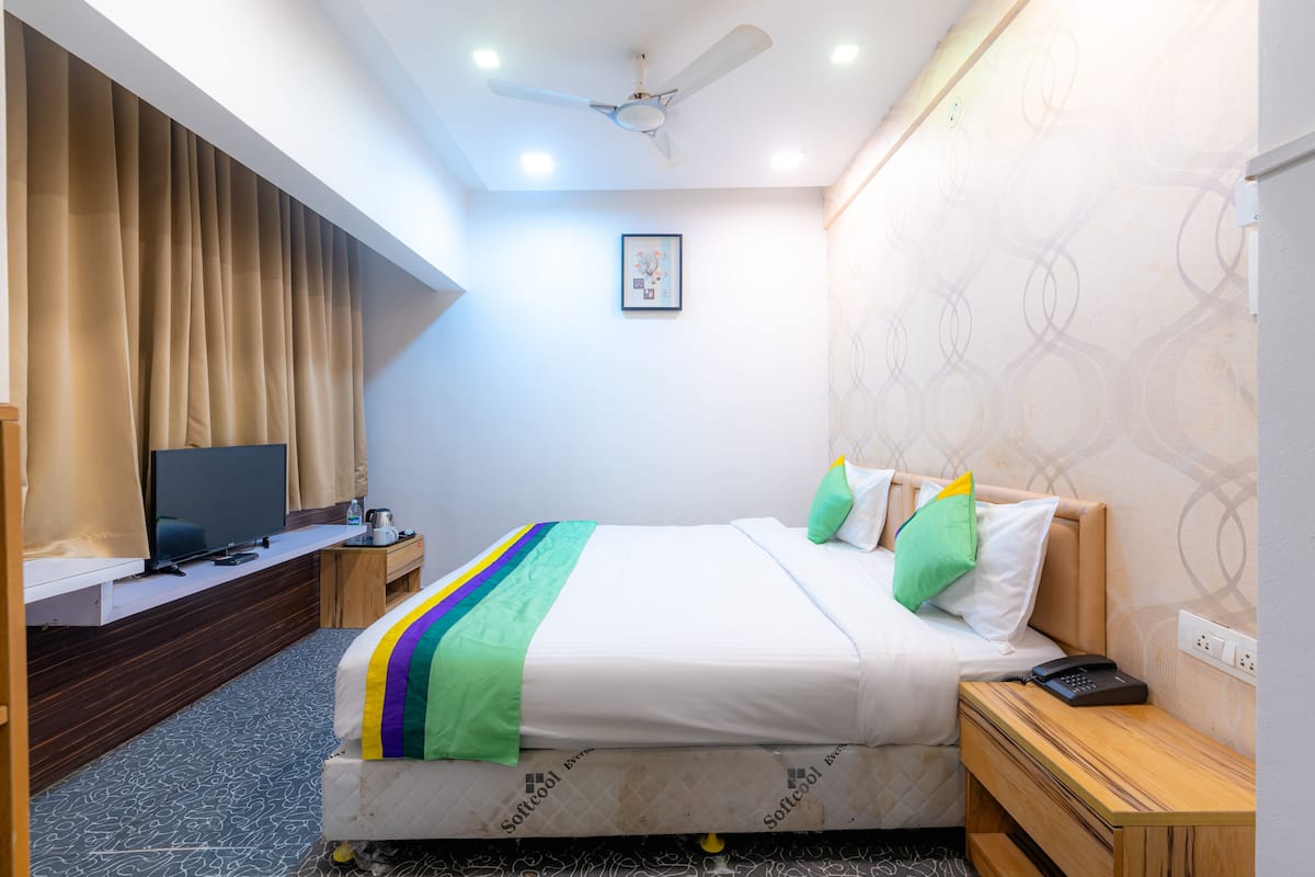 Economy Room | Desk, bed sheets