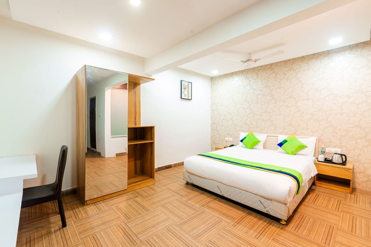 Deluxe Room | Desk, bed sheets