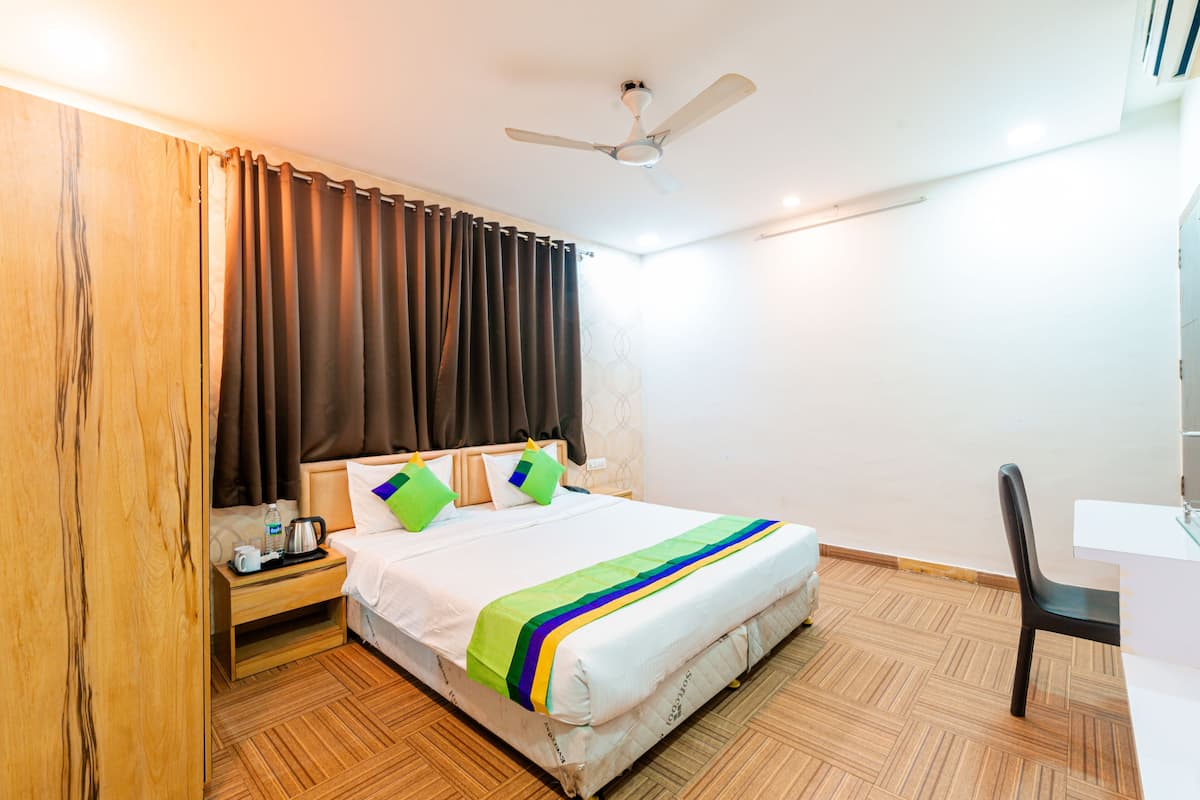 Standard Room | Desk, bed sheets